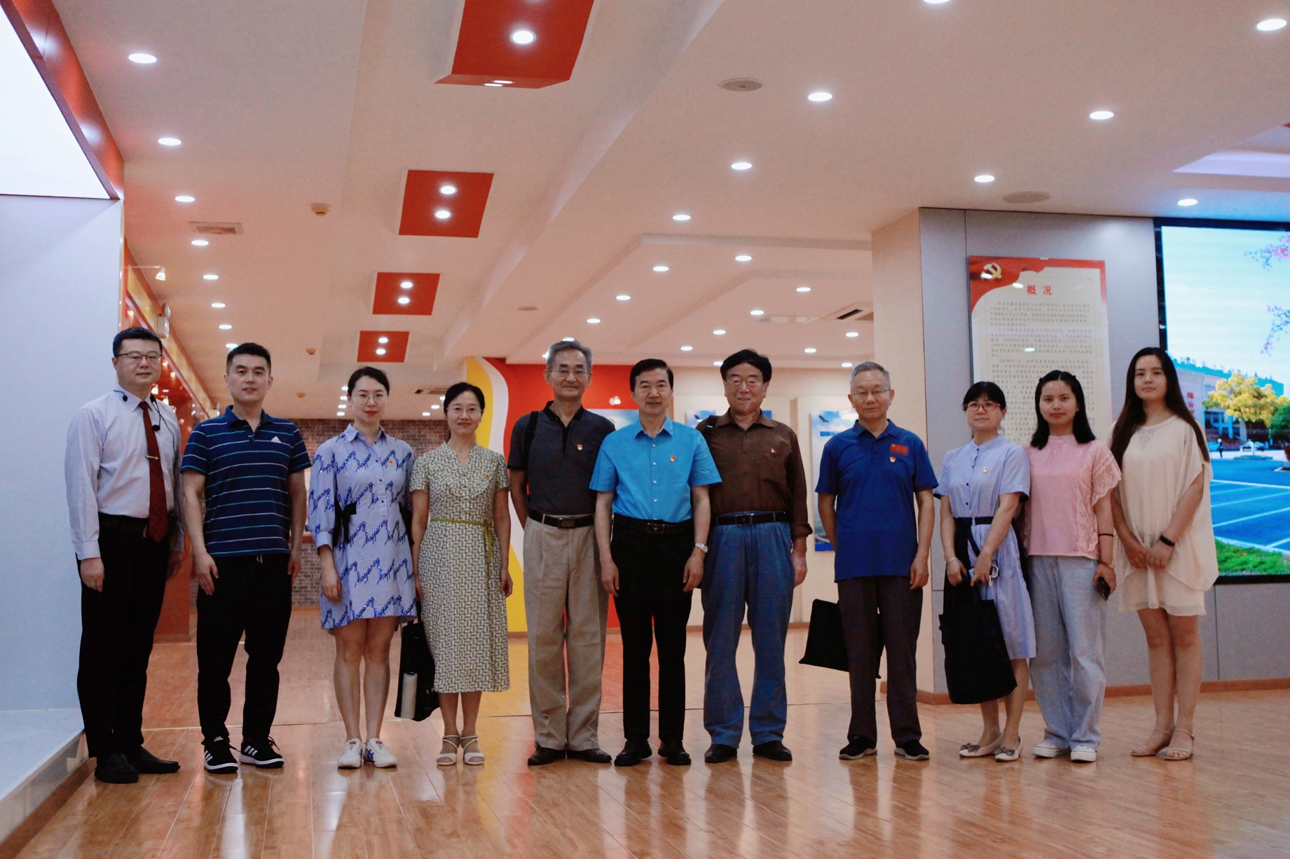 20220621-圖書和文化館接待“五老”宣講團參觀校(院)史館并開展“校史”座談會-1